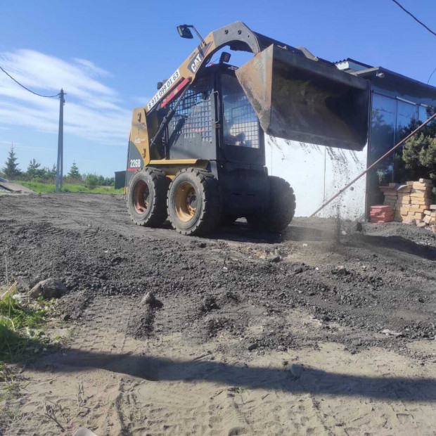 Мини погрузчик с гидромолотом CAT