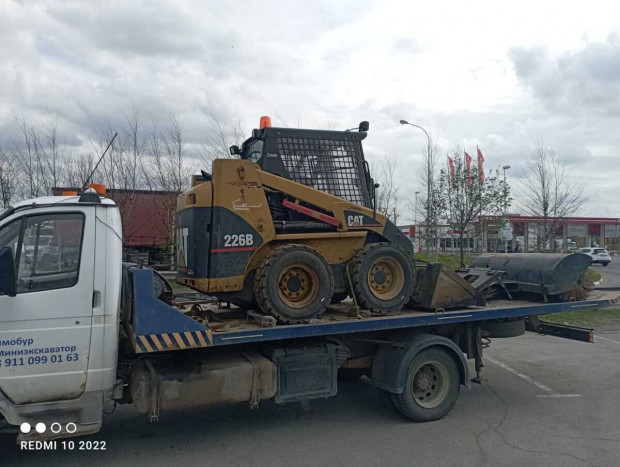 Мини погрузчик с гидромолотом CAT